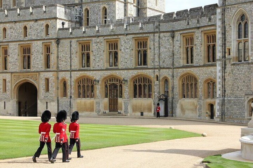 London to Windsor Castle Stonehenge and City of Bath Tour