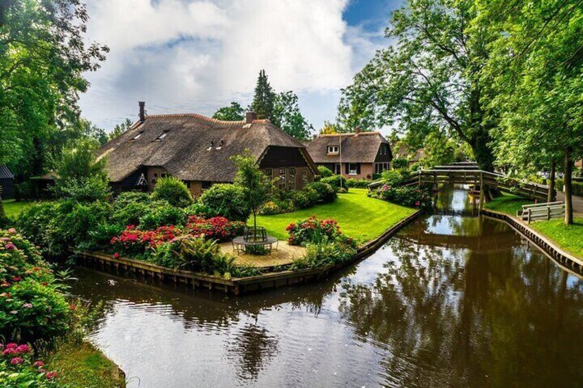 Giethoorn: Highlights Canal Cruise and Sightseeing Village