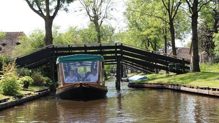 Giethoorn: Highlights Canal Cruise and Sightseeing Village