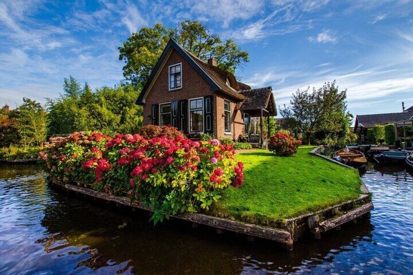 Giethoorn: Highlights Canal Cruise and Sightseeing Village