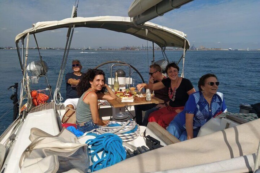 Small Group Sailing in Barcelona with Appetizers