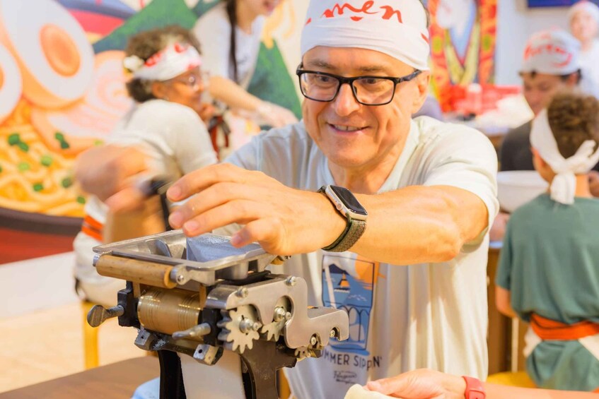 Mt. Fuji: Ramen Cooking Class with Souvenir