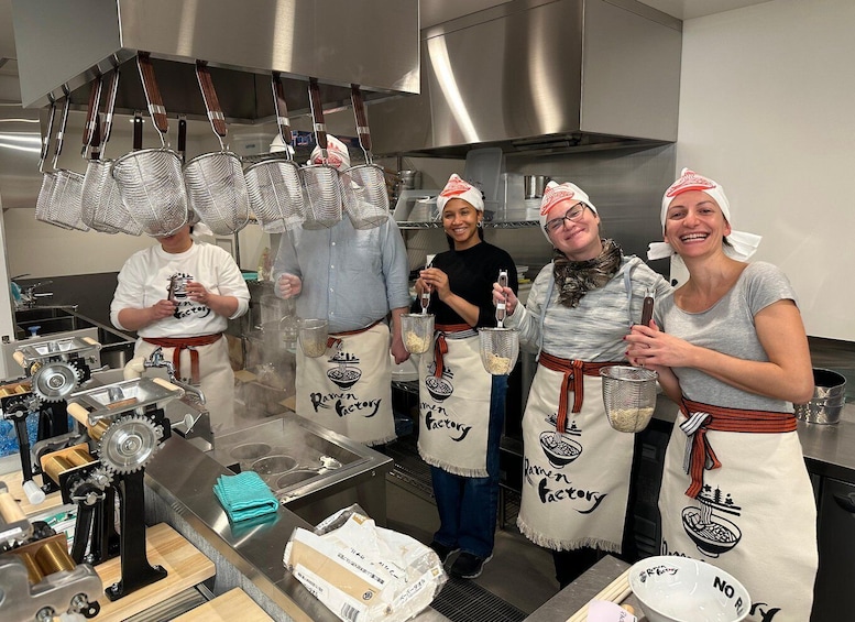 Mt. Fuji: Ramen Cooking Class with Souvenir