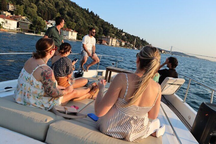 2 Hours Bosphorus Yacht Tour with Unlimited Wine in Istanbul