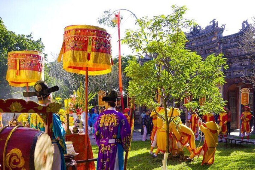Join us for an unforgettable 5-day adventure through Central Vietnam, where you’ll explore iconic attractions and immerse yourself in rich culture and history. Discover the ancient charm of Hoi An, vi