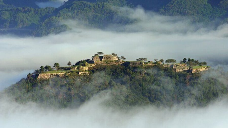 It depends on the weather, and if you are prepared to get up very early, you can also go to Takeda Castle, which is famous for its sea of clouds and is close to the image of Hayao Miyazaki's Japan