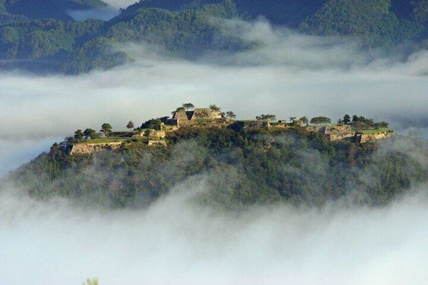 It depends on the weather, and if you are prepared to get up very early, you can also go to Takeda Castle, which is famous for its sea of ​​clouds and is close to the image of Hayao Miyazaki's Japan