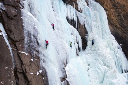 Experiencia privada de escalada en hielo cerca de Almaty con recogida