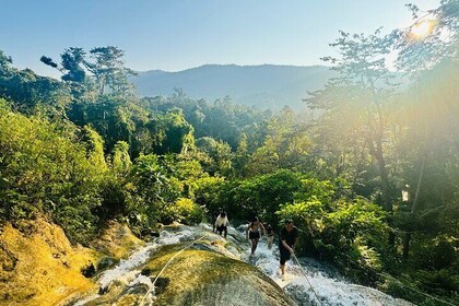 Cascada pegajosa de 7 horas y aventuras guiadas en ATV