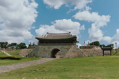 Suwon Hwaseong+Korean Folk Village+Starfield Library from Seoul