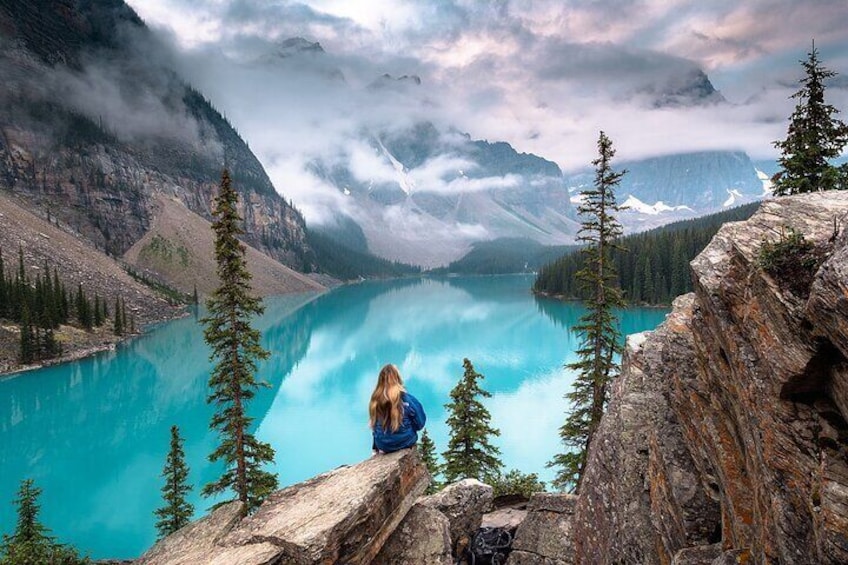 Admire the majesty of nature, this strikingly turquoise-blue Moraine lake sits in the Valley of the Ten Peaks.