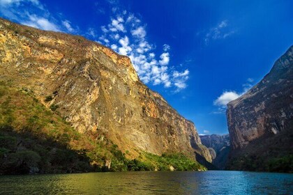 Live the Sumidero Canyon and the magic town of Chiapa de Corzo.