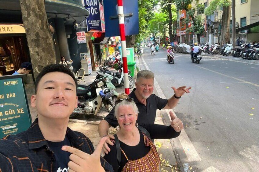 Localized Hanoi Weekend Walking Tour with Guide