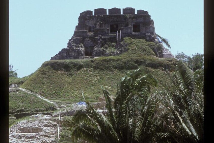 A few years of excavation work at Xunantunich