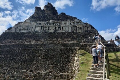 Private Journey discovering Xunantunich
