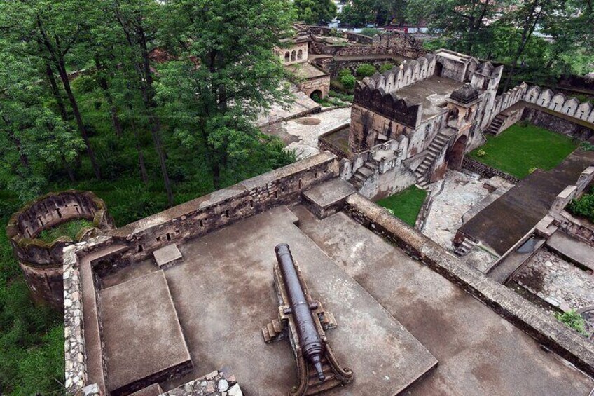 The Jhansi fort is situated in the outskirts of Jhansi City.