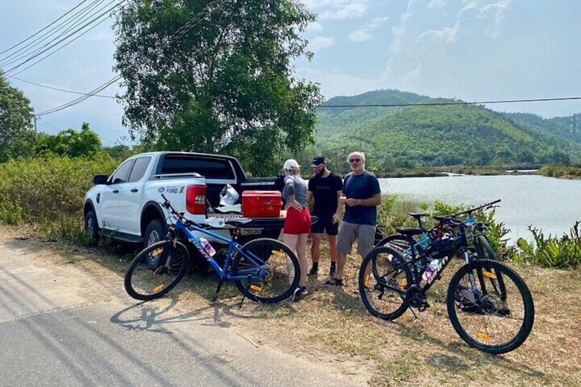 A pickup truck picks up and drops off customers at the cycling starting point