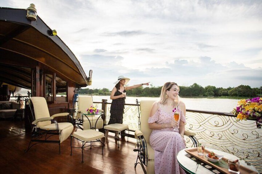 Bangkok Manohra Cruise Sunset Dining on Chao Phraya River