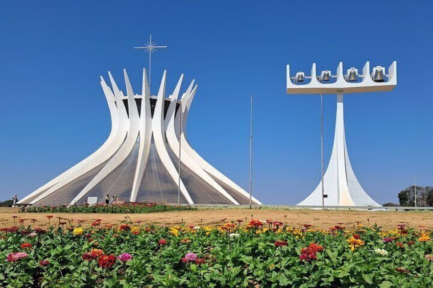 Beauty and modernity are found in the Cathedral of Brasília, an icon of architecture and an invitation to spiritual reflection. ⛪✨