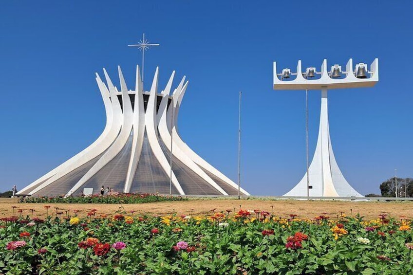 Beauty and modernity are found in the Cathedral of Brasília, an icon of architecture and an invitation to spiritual reflection. ⛪✨