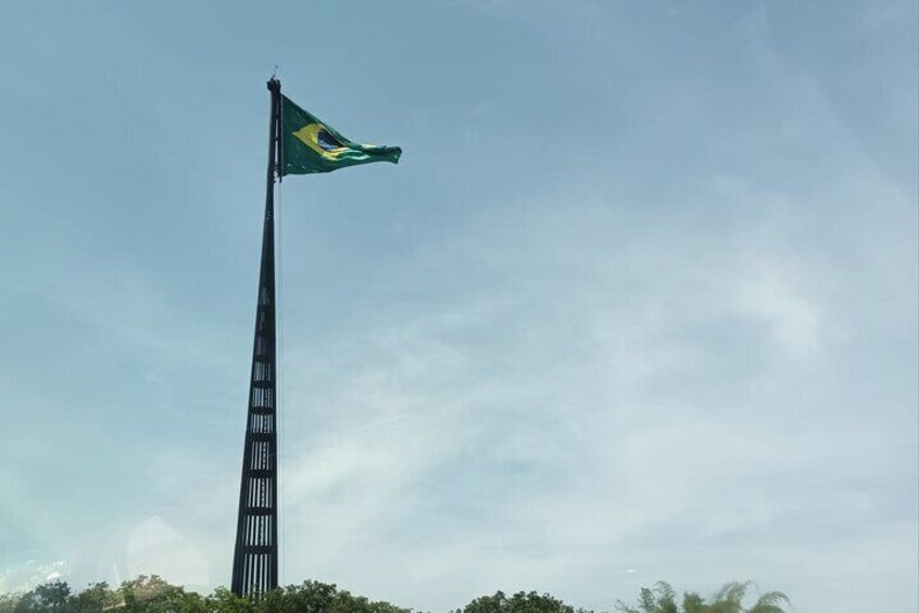 The flag in the Three Powers Square: symbol of unity and sovereignty, floating high in the heart of Brazilian democracy.✨