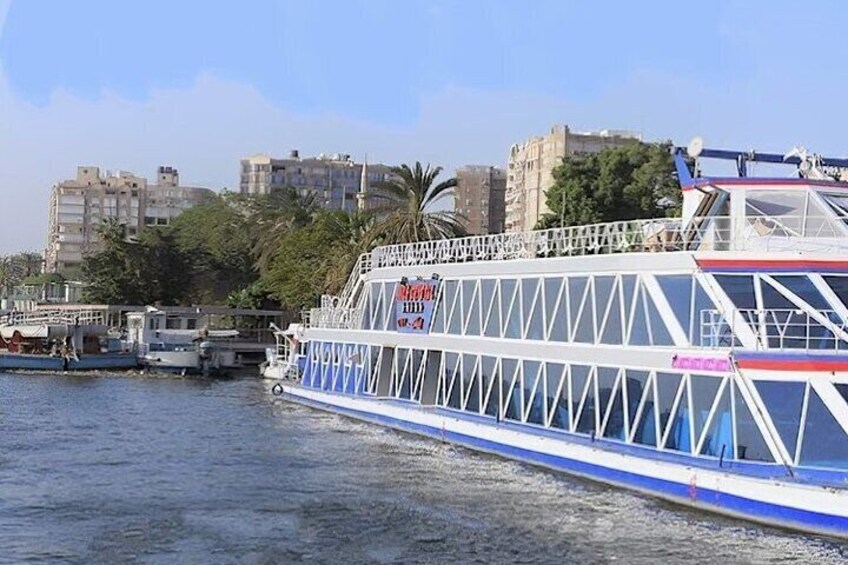 Luxury Nile Dinner Cruise with Entertainment in Cairo