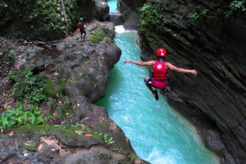 Kawasan Falls Canyoneering Experience from Cebu with Lunch