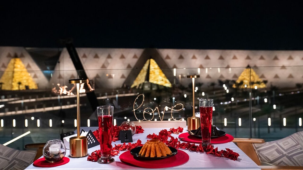 Cairo: Dinner with Grand Egyptian Museum & Pyramids Views.