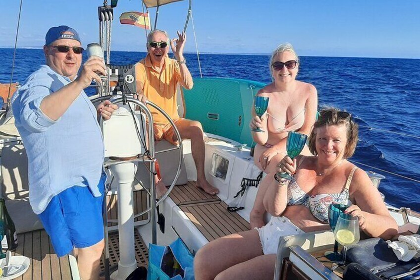 Half Day Sailing Experience in Mallorca with Tapas and Drinks