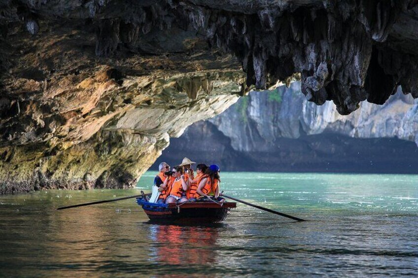 Halong Bay Luxury Cruise Day Trip with Kayak and Music 