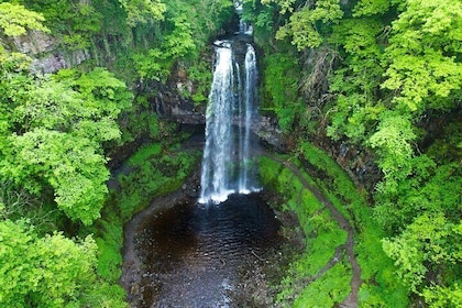 Cardiff: Waterfalls, Castles and Mountains Day Tour