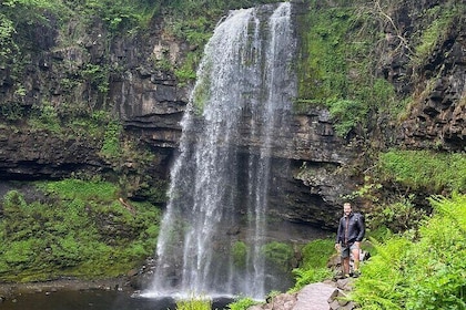 Cardiff: Waterfalls, Castles & Mountains Day Tour