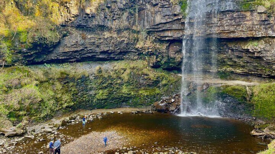 Cardiff: Waterfalls, Three Castles & Mountains Day Tour