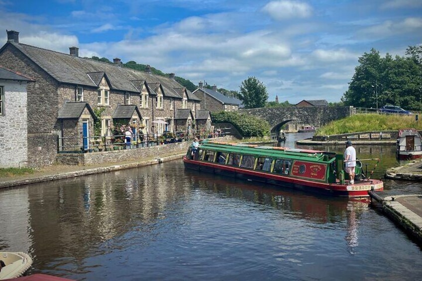 Cardiff: Waterfalls, Castles & Mountains Day Tour