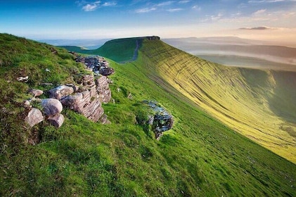 Cardiff: Waterfalls, Three Castles & Mountains Day Tour