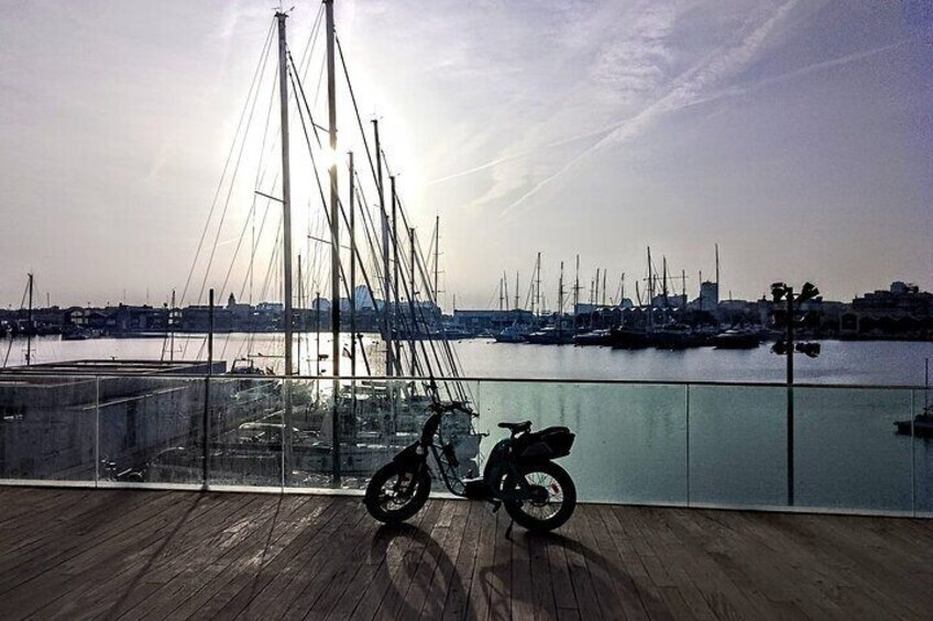 Valencia all in one: beaches old town city of arts by e-bike.