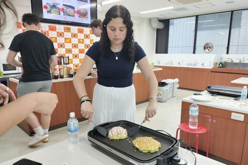 In addition to making Takoyaki, you can also experience making Okonomiyaki.