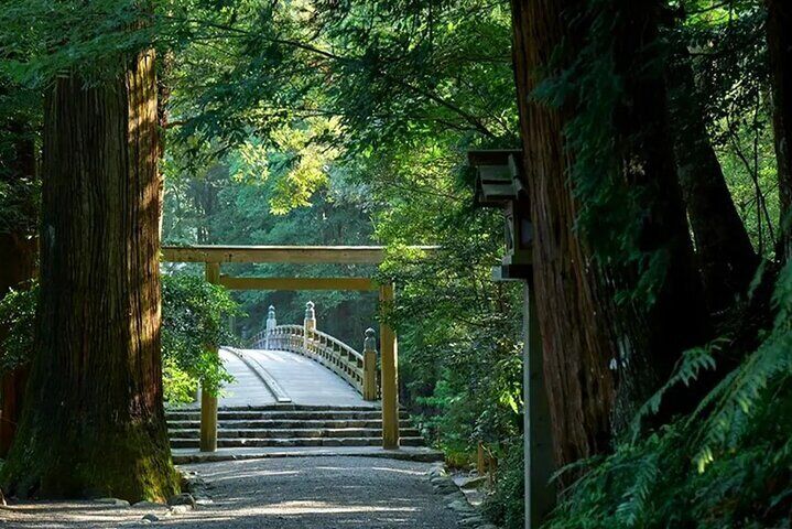 There is a ban on paper money at Ise Grand Shrine, which means that you cannot throw paper money into the Shrine for worship.