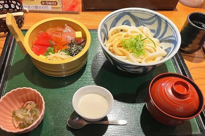 "Fukusuke" - Traditional Ise Udon In addition, there is also "Gokami-za" in TOEFL Yokocho, where you can experience the world of Japanese mythology