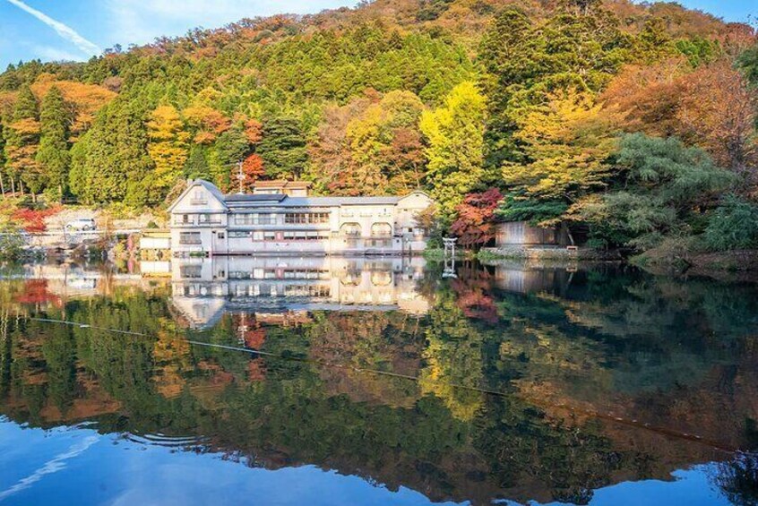 Finally, we came to Kinrin Lake, the most famous lake in Yufuin. Kinrin Lake was originally named "Yuemoto Pond" or "Yuexia Pond" because it is located at the foot of Yufu Mountain.
