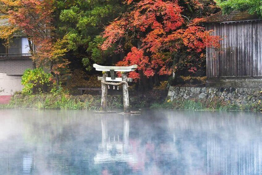 In 1884, a Confucian scholar named Mao Likongsang saw the scales of the fish in the lake shimmering with golden light under the setting sun and named it "Golden Scale Lake".
