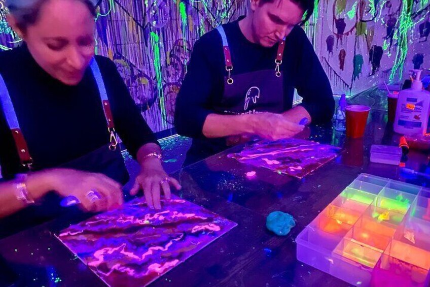 Slime&Paint-In-Dark Drawing Class in New York