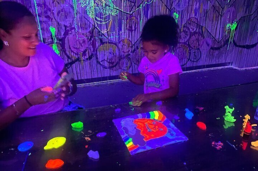 Special Slime-In-Dark Drawing Class in New York