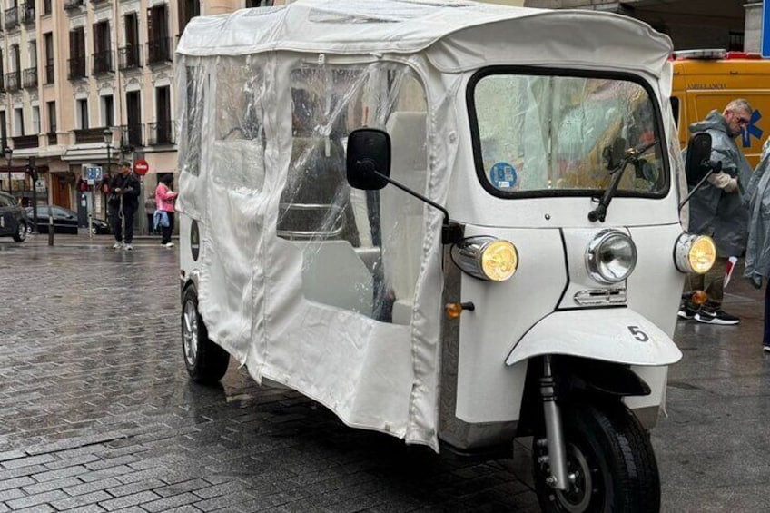 Tuk Tuk Private Guided Tour in Madrid 