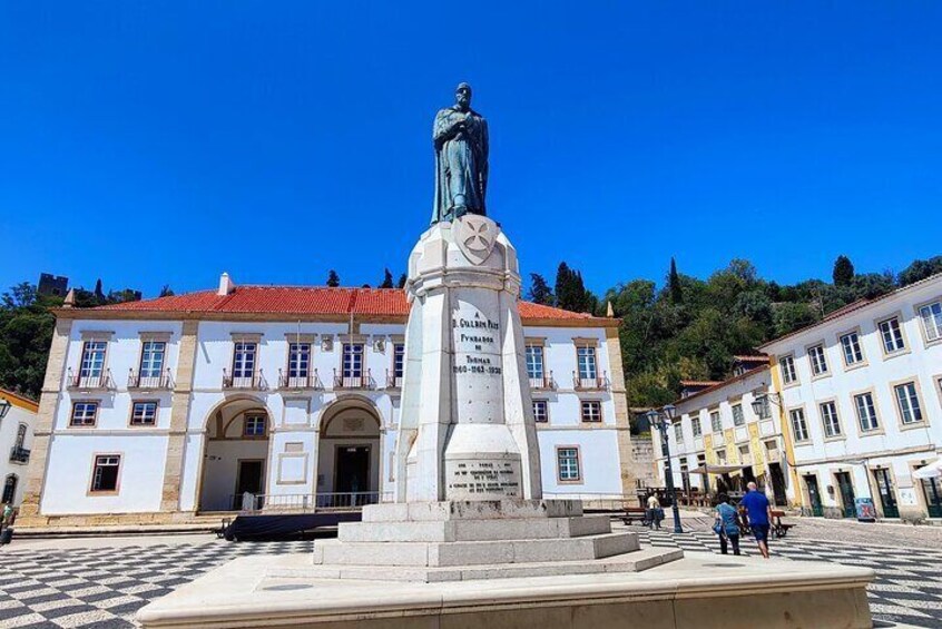 Gualdim Pais Statue