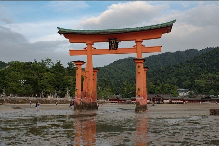 Hiroshima and Miyashima Private Spanish Tour