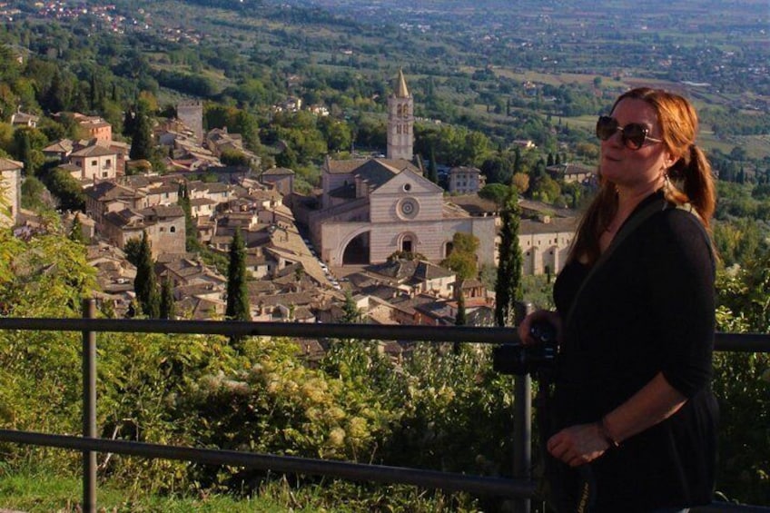 Nikki traveled all the way from New York to join on my experience in Assisi and during the city walk in Assisi I took her to the highes point in the city named La Rocca Maggiore there we had our photo