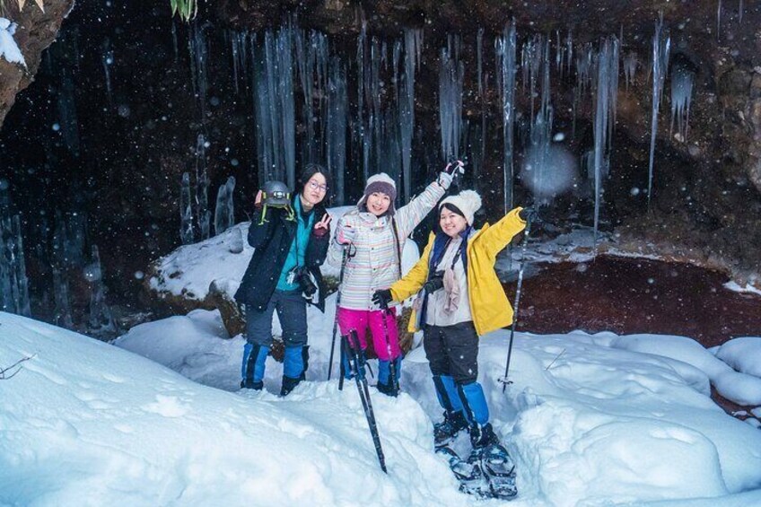 Bamboo Ice Cave Snowshoeing Tour in Noboribetsu