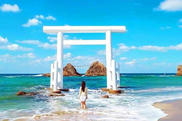 Futamiura in Itoshima Sakurai is famous for its "Meoto Iwa"