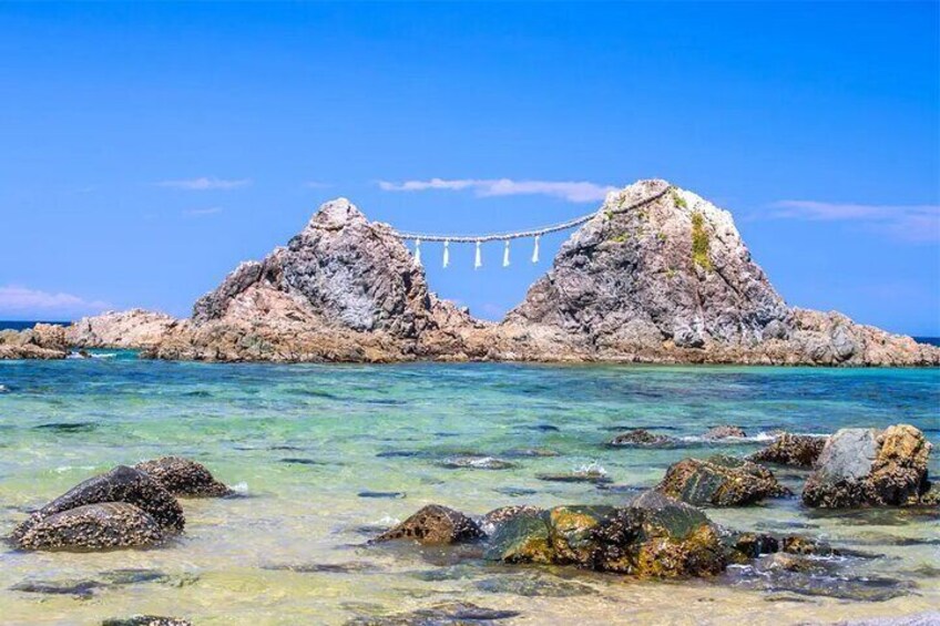 Sakurai Futamigaura Meoto Rock-a holy place for dating & pure white torii
